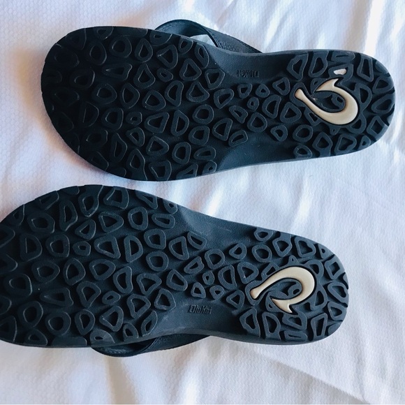 Olukai Black Flip Flop Sandals - Picture 5 of 8